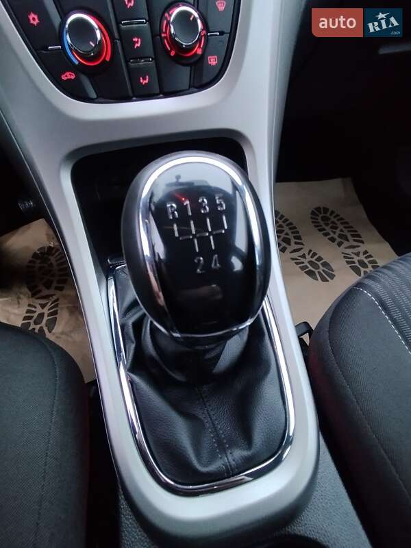 Універсал Opel Astra 2011 в Луцьку