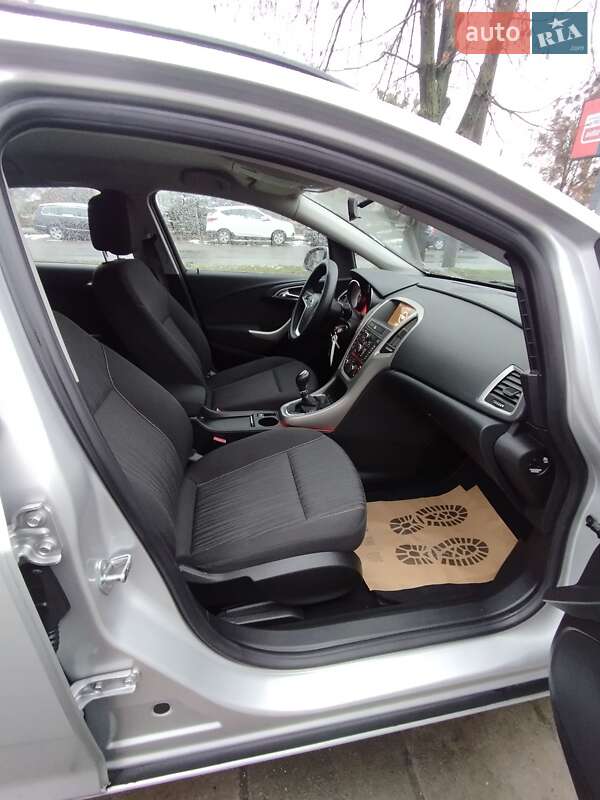 Універсал Opel Astra 2011 в Луцьку