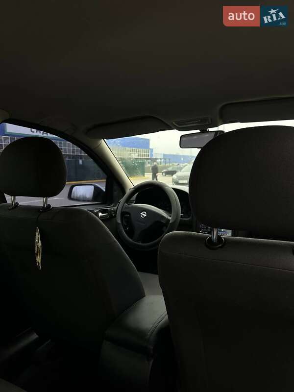 Седан Opel Astra 2006 в Сумах