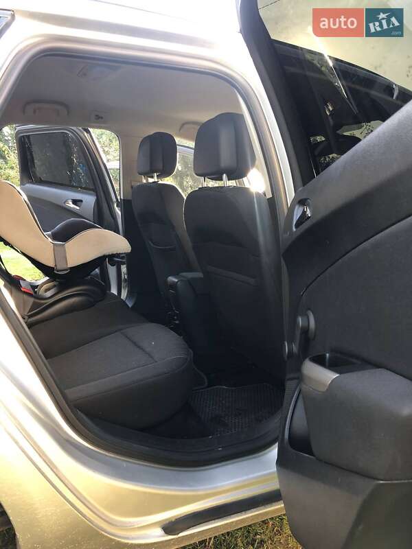 Универсал Opel Astra 2011 в Бучаче