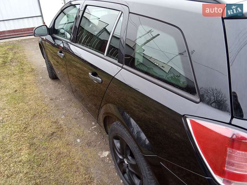 Универсал Opel Astra 2012 в Львове