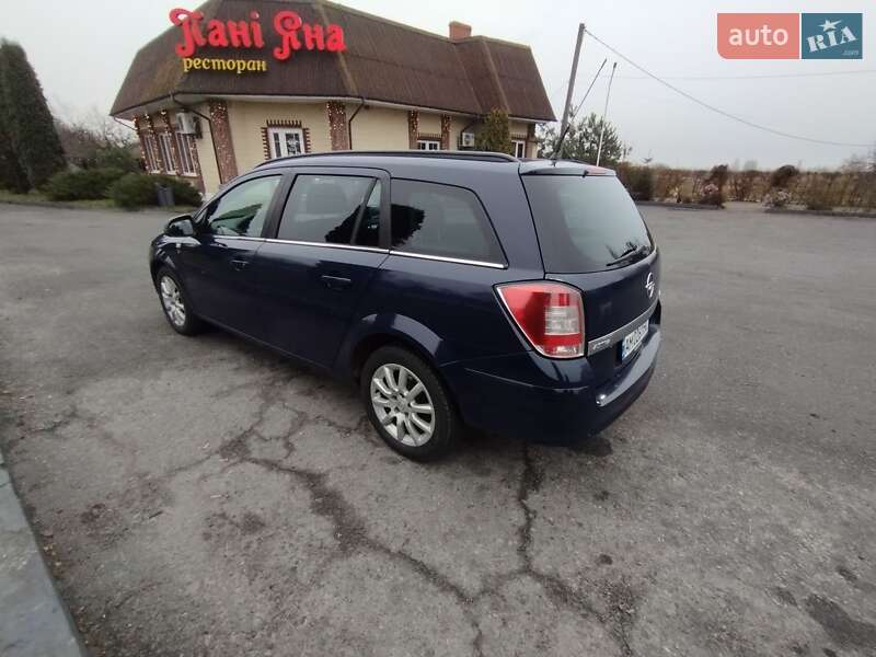 Универсал Opel Astra 2010 в Звягеле