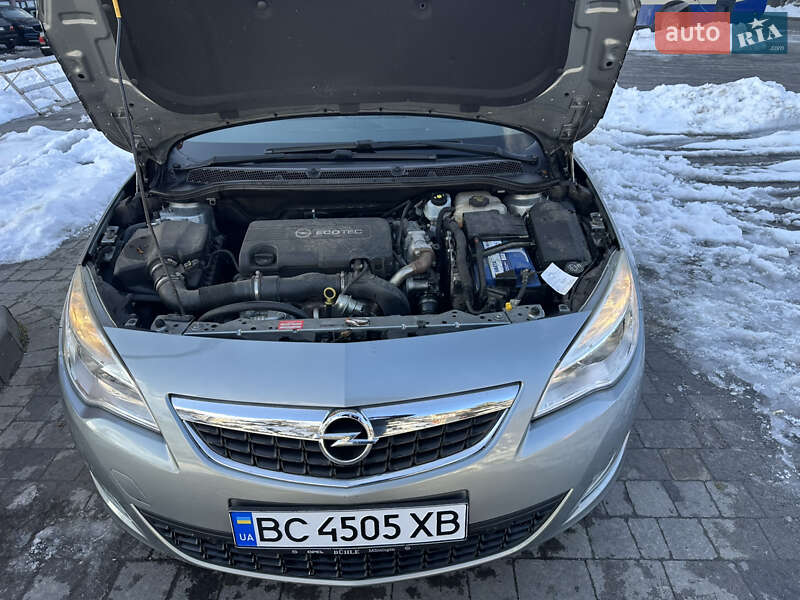 Універсал Opel Astra 2012 в Львові