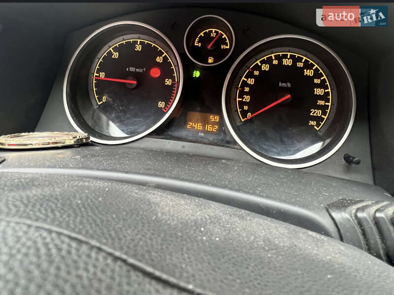 Універсал Opel Astra 2010 в Тернополі