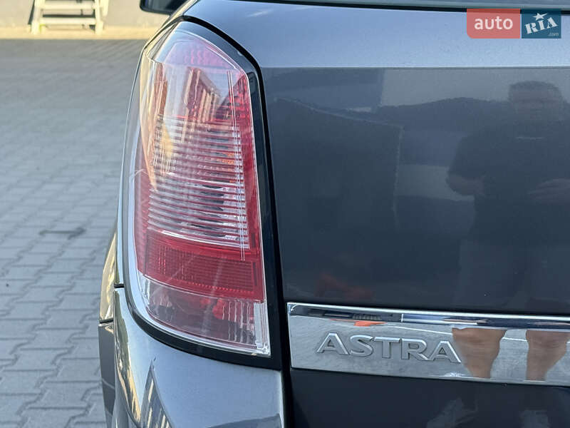 Универсал Opel Astra 2010 в Ровно