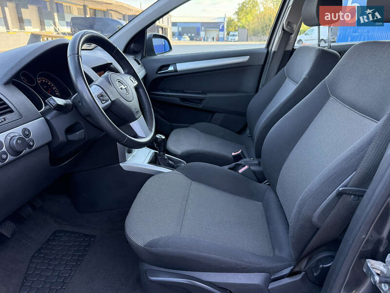 Универсал Opel Astra 2010 в Ровно