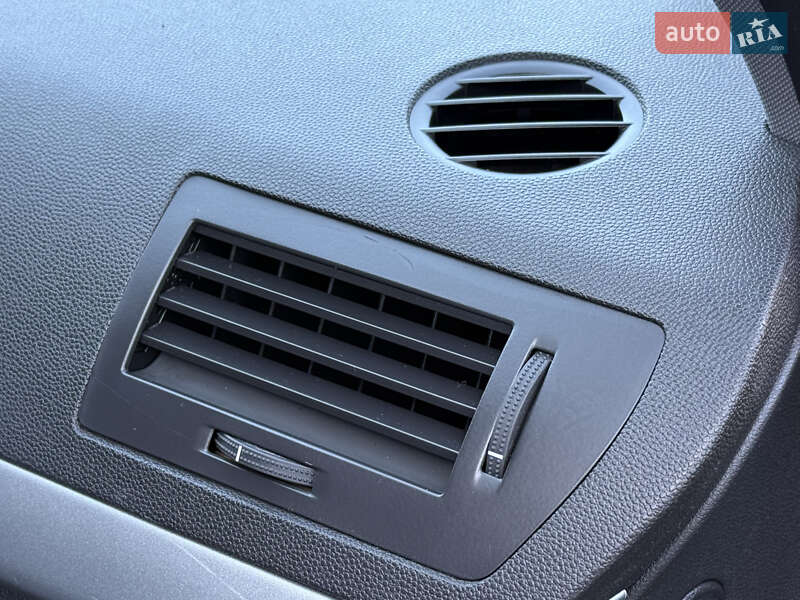 Универсал Opel Astra 2010 в Ровно