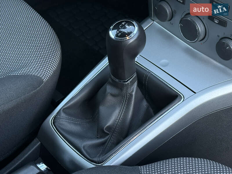 Универсал Opel Astra 2010 в Ровно