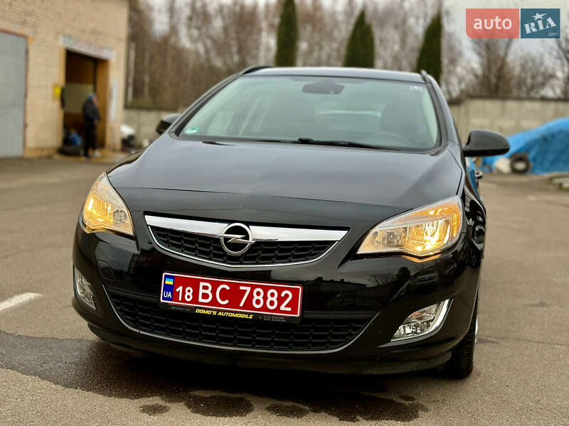Універсал Opel Astra 2011 в Рівному