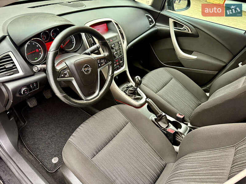 Універсал Opel Astra 2011 в Рівному