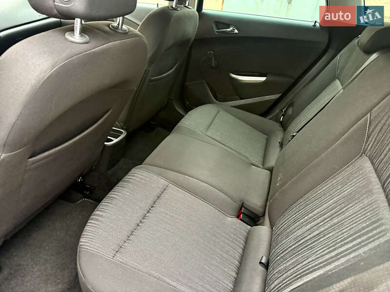 Універсал Opel Astra 2011 в Рівному