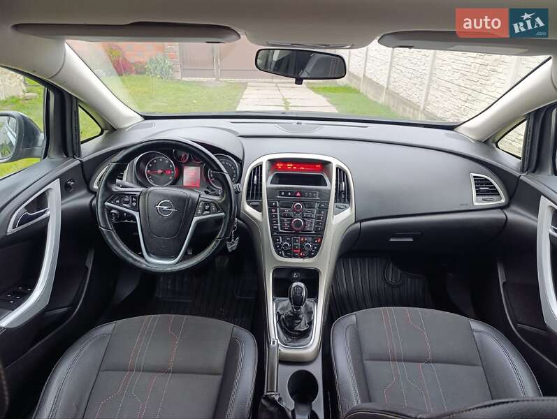 Універсал Opel Astra 2012 в Гощі