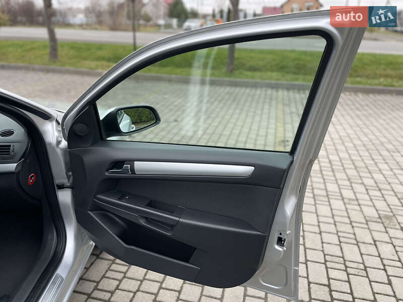 Універсал Opel Astra 2009 в Луцьку