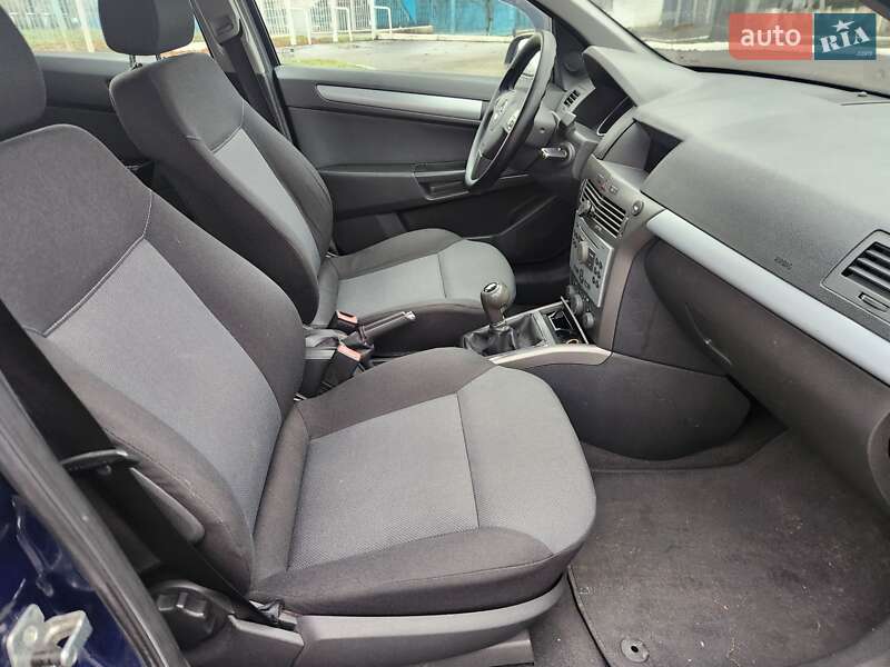 Универсал Opel Astra 2006 в Полтаве