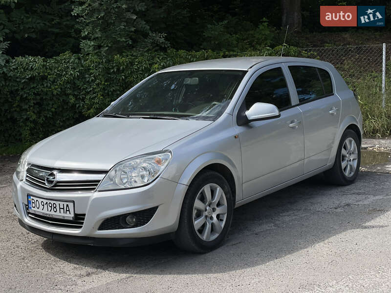 Opel Astra 2011 Opel Astra 2011