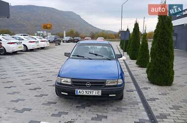 Хэтчбек Opel Astra 1993 в Тячеве