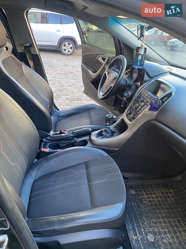 Універсал Opel Astra 2012 в Тернополі