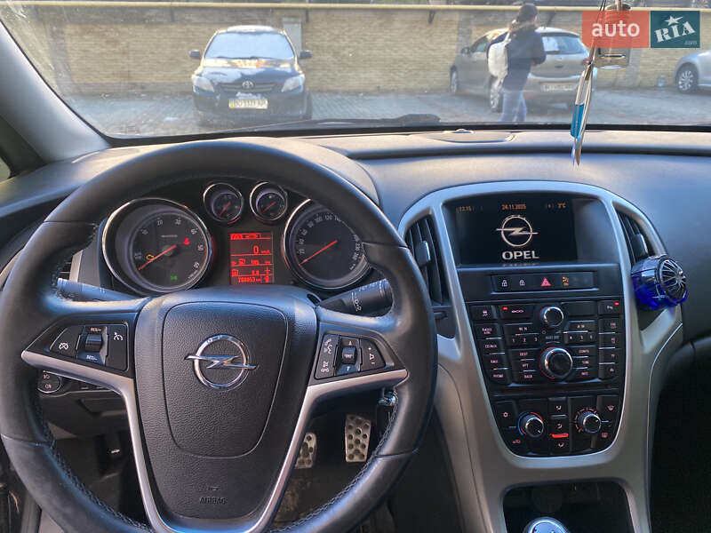 Універсал Opel Astra 2012 в Тернополі