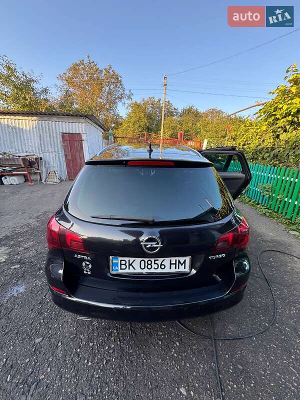 Универсал Opel Astra 2011 в Ровно