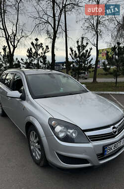 Універсал Opel Astra 2010 в Рівному