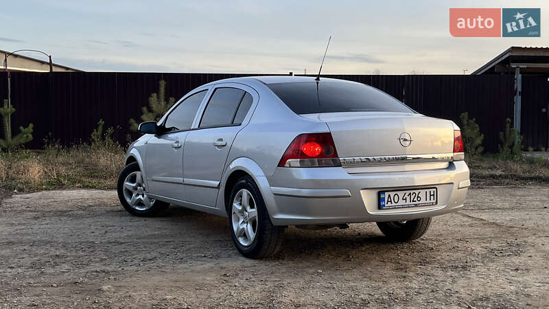 Седан Opel Astra 2008 в Ужгороде