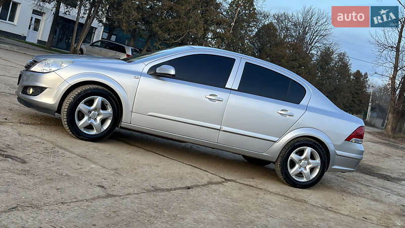 Седан Opel Astra 2008 в Ужгороде