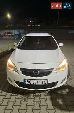 Універсал Opel Astra 2012 в Дрогобичі