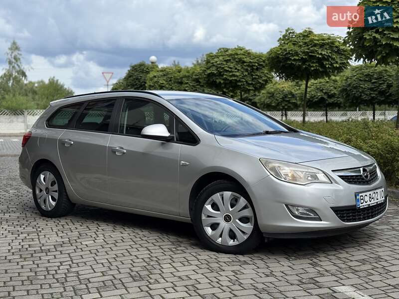 Універсал Opel Astra 2011 в Івано-Франківську