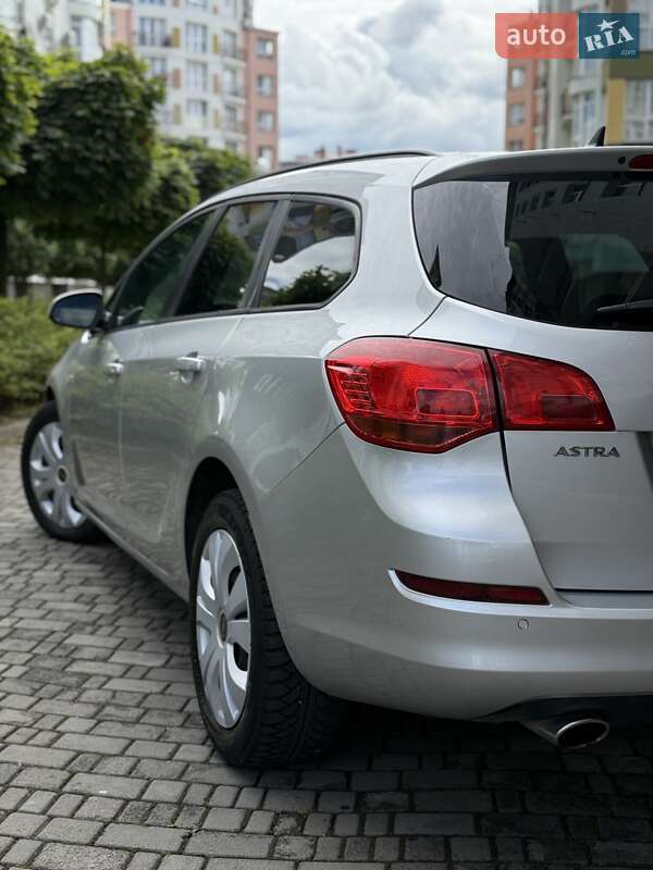 Універсал Opel Astra 2011 в Івано-Франківську