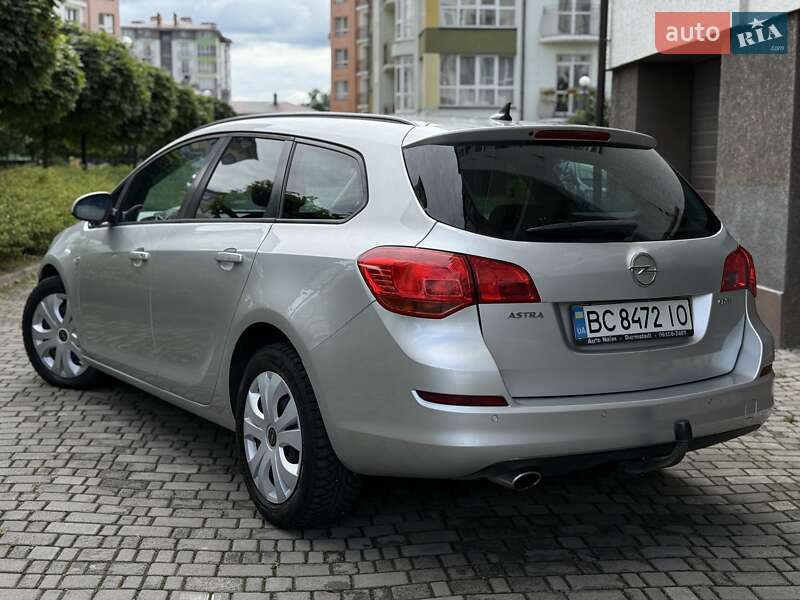 Універсал Opel Astra 2011 в Івано-Франківську