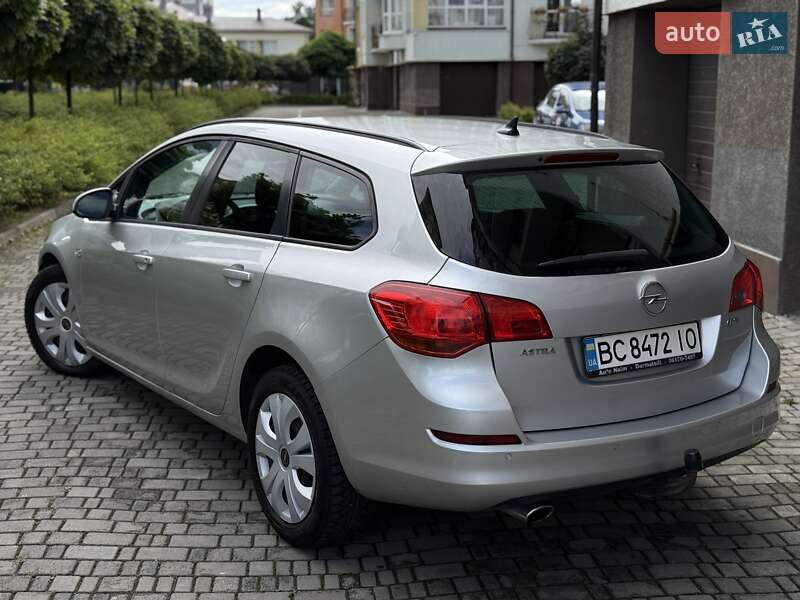 Універсал Opel Astra 2011 в Івано-Франківську
