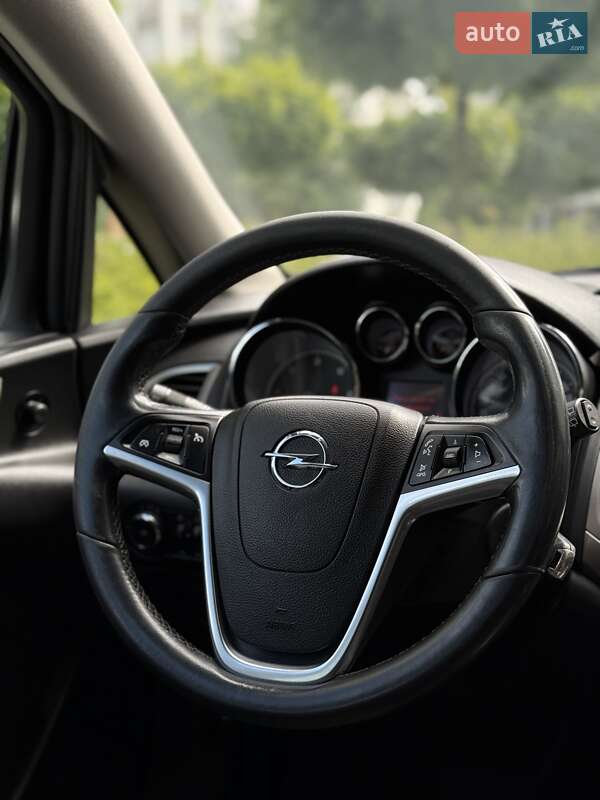 Універсал Opel Astra 2011 в Івано-Франківську