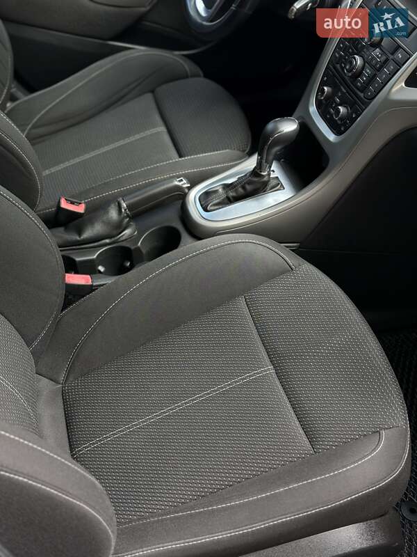 Універсал Opel Astra 2011 в Івано-Франківську