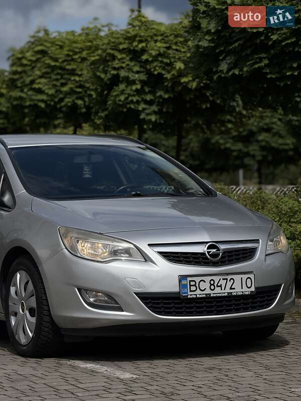 Універсал Opel Astra 2011 в Івано-Франківську