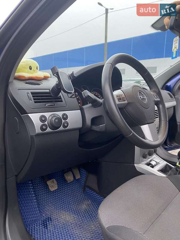 Седан Opel Astra 2009 в Ромнах