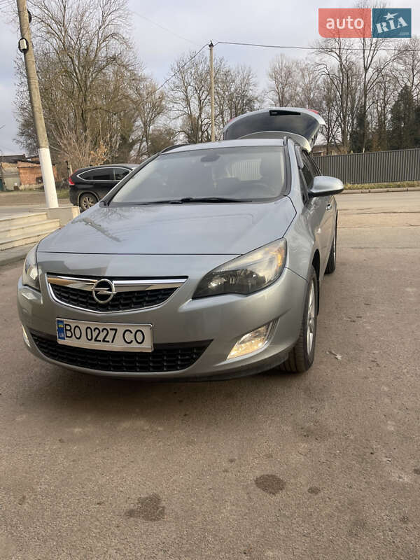 Opel Astra 2011 Opel Astra 2011