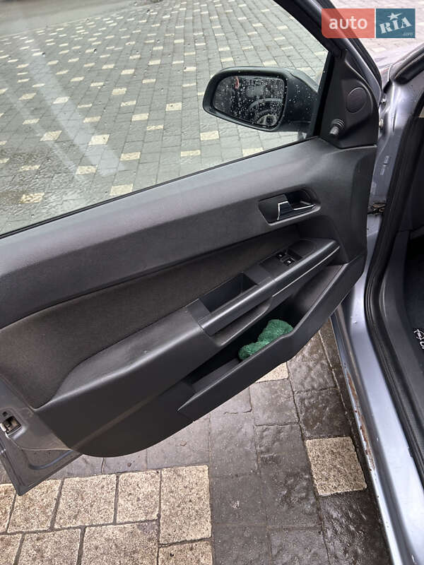 Хетчбек Opel Astra 2004 в Ужгороді