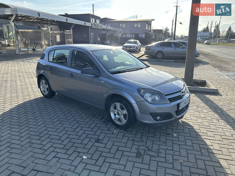 Хетчбек Opel Astra 2004 в Ужгороді