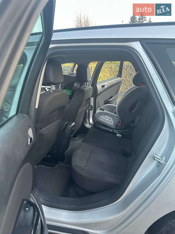 Универсал Opel Astra 2012 в Львове