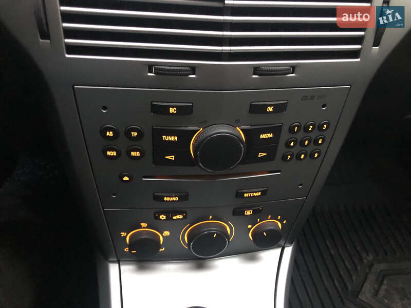 Хэтчбек Opel Astra 2013 в Киеве