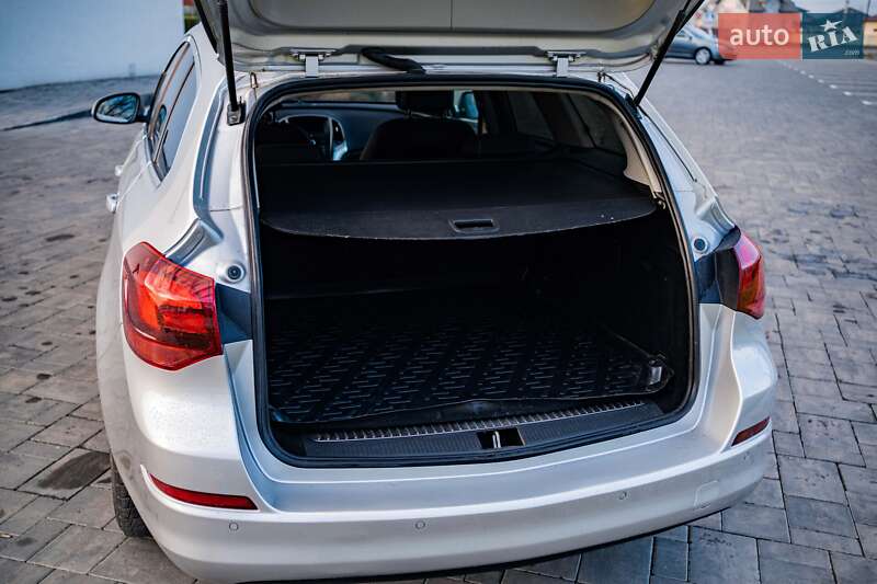 Універсал Opel Astra 2012 в Луцьку