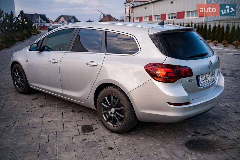 Універсал Opel Astra 2012 в Луцьку