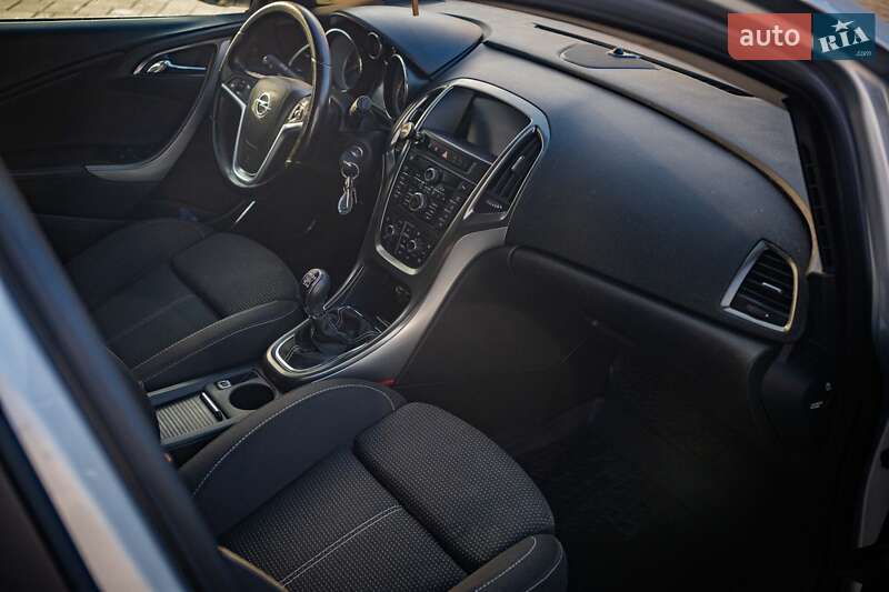 Універсал Opel Astra 2012 в Луцьку