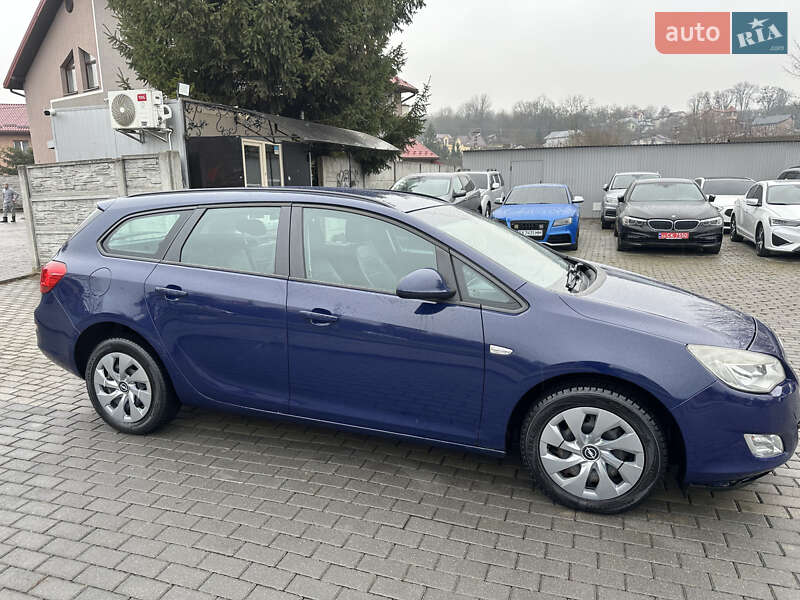 Універсал Opel Astra 2011 в Львові