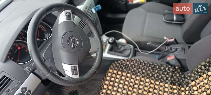 Универсал Opel Astra 2010 в Тячеве