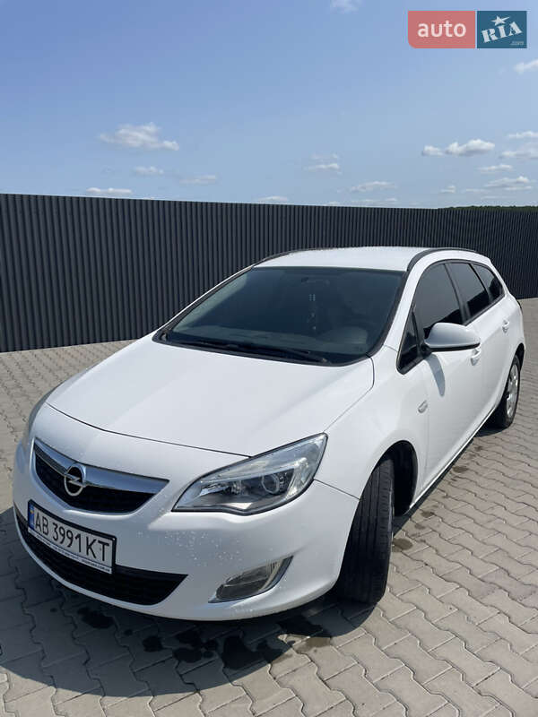 Opel Astra 2011 Opel Astra 2011