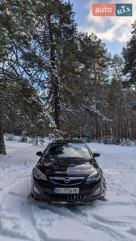 Універсал Opel Astra 2011 в Золочеві