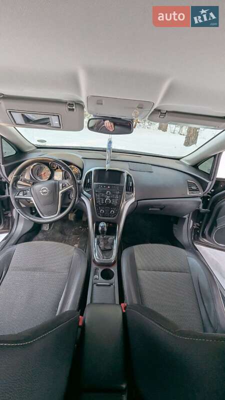 Універсал Opel Astra 2011 в Золочеві