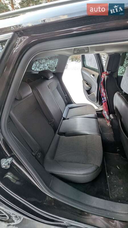 Універсал Opel Astra 2011 в Золочеві