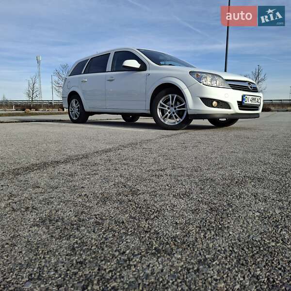 Универсал Opel Astra 2010 в Тячеве